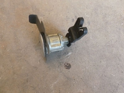 1998 Ford Expedition XLT - Rear Liftgate Lock Tumbler with Key2